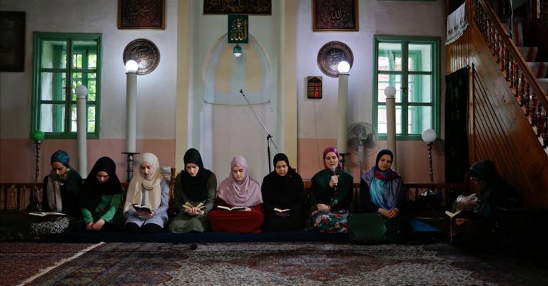 হায়েয চলাকালে নারীদের মসজিদে প্রবেশ, কোরআন পাঠ ও তাওয়াফ করা কি নিষিদ্ধ?